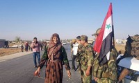 Một hình ảnh do hãng tin Syria Sana đăng tải với chú thích người dân ở miền Đông bắc hoan nghênh quân chính phủ tiến vào để đương đầu với lực lượng của Thổ Nhĩ Kỳ 