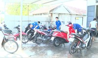 Các bạn thanh niên tình nguyện ở xã Triệu Trung rửa xe gây quỹ
