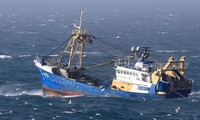 Một tàu đánh cá trên eo biển Anh ảnh: AP 