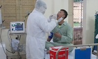 Trung tá, bác sĩ Nguyễn Đức Đồng thăm khám cho bệnh nhân nghi mắc COVID-19 Ảnh: PV 