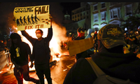  Một người biểu tình Mỹ giương tấm biển có khẩu hiệu “Systemic Fail” (Thất bại hệ thống) gần Nhà Trắng ngày 31/5 ảnh: AP 