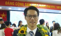 TS. Hoàng Văn Xiêm nhận Giải thưởng QCV 2019. ẢNH: BẢO ANH 