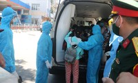 Y bác sĩ Bệnh viện Đà Nẵng hỗ trợ, vận chuyển bệnh nhân chạy thận nhân tạo vào bệnh viện chạy thận trong thời gian phong tỏa bệnh viện Ảnh: Nguyễn Thành 