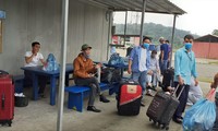  Công nhân Việt ở Guinea Xích đạo chuẩn bị di chuyển ra sân bay để về nước ngày 28/7/2020. (Ảnh công nhân cung cấp cho PV Ngọc Mai) 