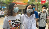 Thí sinh cười tươi sau khi hoàn thành kỳ thi tốt nghiệp THPT 2020 tại Hà Nội Ảnh: Nguyễn Hà 
