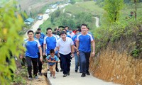 Các đại biểu, đoàn viên thanh niên sải “Những bước chân vì cộng đồng” trên đường biên giới Thàng Tín