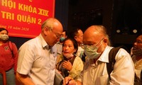Đại biểu Phan Nguyễn Như Khuê trao đổi với các cử tri quận 2 sau buổi tiếp xúc