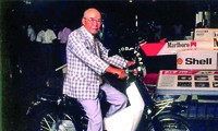 Soichiro Honda với một chiếc xe máy Cub đời 82 của hãng Honda 