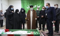 Bộ trưởng Tư pháp Iran Ayatollah Ebrahim Raisi bày tỏ lòng thành kính trước thi thể nhà khoa học Mohsen Fakhrizadeh ảnh: Mizan/AP 