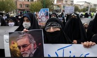 Người dân Iran cầm ảnh chân dung ông Mohsen Fakhrizadeh trong cuộc biểu tình tại Tehran ngày 28/11 ảnh: AP