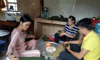 Tết 2020, không có tiền thưởng nhưng giáo viên trường Tiểu Học Pa Ủ - Lai Châu tích cực gói bánh chưng cho học sinh ăn Tết ảnh: Minh Khuyên