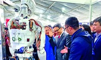 Phó Thủ tướng Vũ Đức Đam tương tác cùng robot Trí Nhân ảnh: NVCC