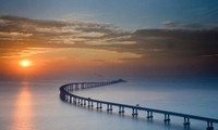 Cầu vượt biển dài nhất thế giới nối Trung Quốc lục địa với Hong Kong, Macao Ảnh: CRI 