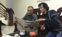 Ông Xuân cùng tác giả xem lại tờ báo 13 năm trước viết số phận và cuộc hành xác đi đòi công lý của mình