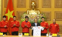 Đại diện Ban huấn luyện và Đội tuyển Việt Nam trân trọng tặng Thủ tướng áo thi đấu có chữ ký của đội tuyển Việt Nam Ảnh: NhƯ Ý 
