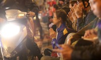 Người dân ngồi dâng sao giải hạn đầu năm tràn cả dưới lòng đường trước cửa chùa Phúc Khánh, Hà Nội Ảnh: Hồng Vĩnh