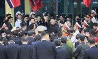 ​Ông Kim Jong Un nhiều lần vẫy chào người dân Việt Nam trước khi lên tàu bọc thép về nước ảnh: Trường Phong