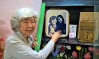 Cô Tám Thảo giới thiệu tấm ảnh chụp với em gái tại căn cứ Củ Chi Ảnh: Trần Nguyên Anh