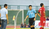 Trọng tài Hoàng Phạm Công Khanh trong một lần cầm còi ở V-League 
