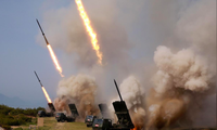 Hình ảnh Triều Tiên công bố về cuộc “diễn tập tấn công” bằng bệ phóng đồng loạt và tên lửa dẫn đường chiến thuật ảnh: KCNA