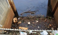 Vị trí xả nước về hạ nguồn tại các cửa kênh thủy lợi Ngàn Trươi - Cẩm Trang nước đỏ, rác ùn ứ nhiều ngày gây ô nhiễm