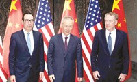 Phó Thủ tướng Trung Quốc Lưu Hạc (giữa) cùng Đại diện thương mại Mỹ Robert Lighthizer, Bộ trưởng Tài chính Mỹ Steven Mnuchin gặp nhau ở Thượng Hải hôm 31/7 ảnh: Pool via Reuters