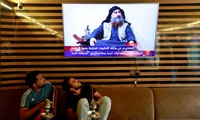 Hai thanh niên Iraq theo dõi thông tin về vụ tiêu diệt Baghdadi trên truyền hình ảnh: Reuters
