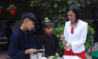 Cô giáo Nguyễn Thị Thoa cùng học trò nghiên cứu khoa học