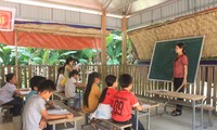 Cô trò Trường tiểu học và THCS xã Trí Nang, huyện Lang Chánh (Thanh Hóa) đang dạy, học ở phòng nứa lá, tạm bợ tại bản Năng Cát Ảnh: Hoàng Lam