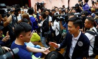 Ứng viên Kelvin Lam ăn mừng chiến thắng với những người ủng hộ ảnh: Getty