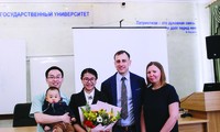 Gia đình TS Nguyễn Thu Hương với vợ chồng Giáo sư hướng dẫn Ảnh: NVCC