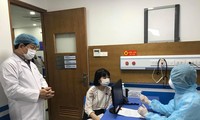 PGS.TS Lương Ngọc Khuê kiểm tra diễn tập thăm khám cho bệnh nhân nghi ngờ tại BV Medlatec 