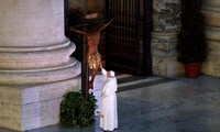 Đức Giáo hoàng Francis trong lễ ban phước “Urbi et Orbi”, thường chỉ được thực hiện trong dịp Giáng sinh và Phục sinh, tại Quảng trường Thánh, Vatican, ngày 27/3 ảnh: Getty 