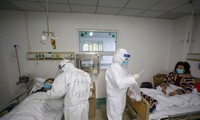 Hai nhân viên y tế Trung Quốc làm việc trong phòng bệnh nhân ở thành phố Vũ Hán ngày 13/2ảnh: Getty