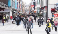 Đường phố Stockholm ngày 1/4 rất đông đúc như không có dịch Ảnh: Reuters 