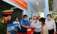 Sáng 2/5, Phó Thủ tướng Thường trực Chính phủ Trương Hòa Bình đã đến thăm điểm phát gạo miễn phí cho người lao động nghèo tại Khu Công nghiệp Thuận Đạo, huyện Bến Lức, tỉnh Long An