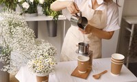 Hoa Coffee – một sản phẩm giúp Qualá vượt khó khăn trong mùa dịch bệnh (ảnh lớn). Hoa Coffee kèm lời chúc (ảnh nhỏ) Ảnh: U.P 