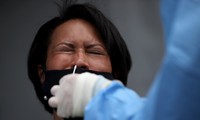 Thị trưởng Washington DC, bà Muriel Bowser, được lấy mẫu xét nghiệm SARS-Cov-2, ngày 10/6. Ảnh: CNN