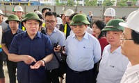 Bí thư Thành ủy Hà Nội Vương Đình Huệ và Chủ tịch UBND TP Hà Nội Nguyễn Đức Chung kiểm tra hiện trường dự án
