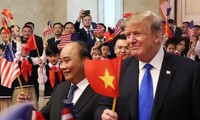 Thủ tướng Nguyễn Xuân Phúc và Tổng thống Mỹ Donald Trump vẫy cờ của hai nước trong cuộc gặp tại Hà Nội vào tháng 2/2019 Ảnh: Reuters 