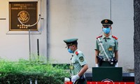 Cảnh sát vũ trang Trung Quốc canh giữ Lãnh sự quán Mỹ ở Thành Đô sau khi Trung Quốc yêu cầu Mỹ đóng cửa trước 16 giờ ngày 27/7