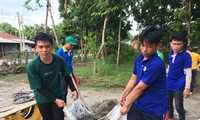 Chiến sỹ tình nguyện trường ĐH Nam Cần Thơ làm sân chơi cho trẻ em Ảnh: PV