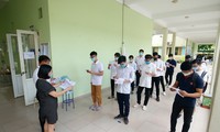 Thí sinh làm thủ tục chuẩn bị cho Kỳ thi tốt nghiệp THPT 2020 tại Hà Nội ngày 8/8 Ảnh: Như Ý