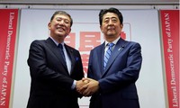 Thủ tướng Shinzo Abe (phải) và cựu Bộ trưởng Quốc phòng Shigeru Ishiba 