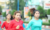 Vận động viên Nguyễn Thị Oanh (hàng trước, bên trái) rèn luyện để tranh tài trên đường chạy báo Tiền Phong