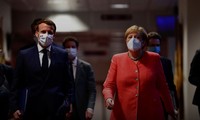 Thủ tướng Đức Angela Merkel và Tổng thống Pháp Emmanuel Macron đến dự cuộc họp báo chung tại trụ sở EU ở Brussels ngày 21/7. Ảnh: Getty