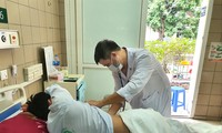 BS Nguyễn Trung Nguyên khám bệnh nhân bị ngộ độc ma túy Ảnh: T.H
