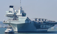 Tàu HMS Queen Elizabeth rời cảng ở Porthsmouth, Anh, hồi tháng 9/2020. Ảnh: CNN