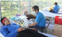 Anh Nguyễn Minh Tâm, Bí thư Thành đoàn TP Thủ Dầu Một, tham gia hiến máu Ảnh: NGÔ TÙNG