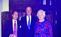 Chủ tịch nước Lê Đức Anh, Thiếu tướng GS.TSKH Nguyễn Huy Phan cùng ông Wiliam Magee - Chủ tịch Hội phẫu thuật nụ cười quốc tế (người thứ 2 từ trái vào) và một số nhân vật người Mỹ
